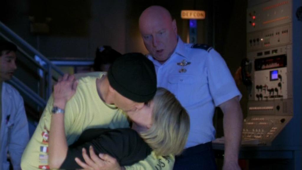 SG-1-S4-JO-SC-WOO Jack kisses Sam in one of his loops in 'Window of Opportunity'